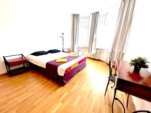 een slaapkamer met een bed en een groot raam bij Brivibas Center Apartments in Rīga