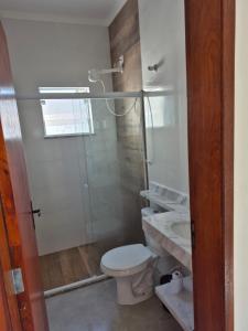 Ένα μπάνιο στο Casa com piscina e espaço churrasco Itanhaem