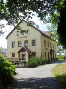 duży żółty budynek z napisem w obiekcie Hotel Filippi w mieście Ždírec nad Doubravkou