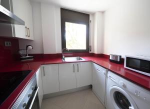 uma cozinha com pia e micro-ondas em Apartamento centro histórico en Manresa em Manresa mais 5 fotografias