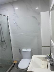 une salle de bain blanche avec toilettes et douche dans l'établissement ChristMindLimitedCompany, à Accra 5 autres photos