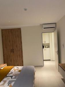 - une chambre avec un lit et une porte menant à une cuisine dans l'établissement ChristMindLimitedCompany, à Accra