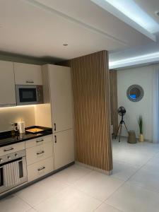 une cuisine avec des armoires blanches et un comptoir dans l'établissement ChristMindLimitedCompany, à Accra