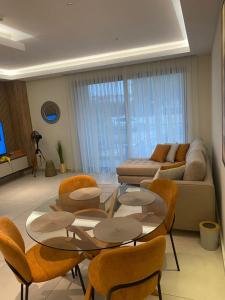 un salon avec une table, des chaises et un canapé dans l'établissement ChristMindLimitedCompany, à Accra