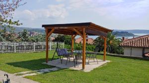 Villa Senegačnik في بوروتوروج: شرفة مع كراسي وطاولة في الفناء