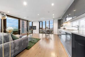 una cucina e un soggiorno con divano grigio di Sky High Luxury 2 Bed Flat with Jaw Dropping Views a Moffat