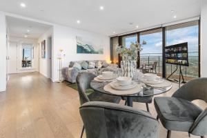 un soggiorno con un divano e un tavolo con sedie di Sky High Luxury 2 Bed Flat with Jaw Dropping Views a Moffat