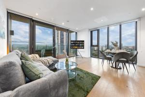 un soggiorno con un divano e un tavolo di Sky High Luxury 2 Bed Flat with Jaw Dropping Views a Moffat