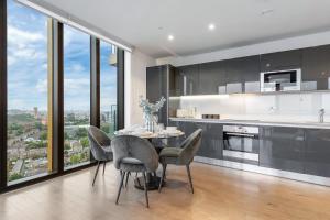 una sala da pranzo con tavolo e sedie e una cucina di Sky High Luxury 2 Bed Flat with Jaw Dropping Views a Moffat Altre 50 foto