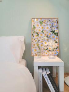 a bedroom with a bed and a table with a painting at NEW #신정네거리역 5분 #독채 #짐보관 #홍대입구 #명동 # Sinjeong negeori Stn in Seoul