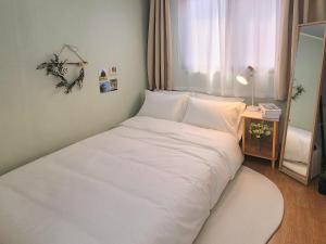 a white bed in a room with a window at NEW #신정네거리역 5분 #독채 #짐보관 #홍대입구 #명동 # Sinjeong negeori Stn in Seoul