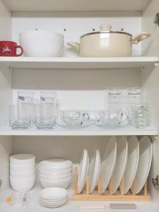 a kitchen shelf with dishes and bowls and a pot at NEW #신정네거리역 5분 #독채 #짐보관 #홍대입구 #명동 # Sinjeong negeori Stn in Seoul +20 photos