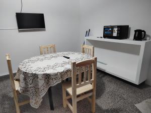 a table and chairs with a table and a counter at Don Oscar Alojamientos Dpto Sol in San Justo