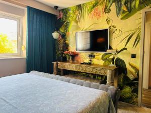 マカルスカにあるLuxury pool central Makarska apartment by Marynのベッドと薄型テレビのある寝室 +43枚の写真