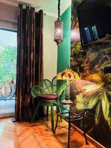 マカルスカにあるLuxury pool central Makarska apartment by Marynの椅子、テーブル、ランプが備わるお部屋