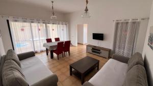 ein Wohnzimmer mit Sofa und Tisch in der Unterkunft Anahi Homes Corralejo- Dracaena 20 in La Oliva