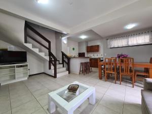un soggiorno con scala e una sala da pranzo di Casa perto da praia - Frente para Lagoa a Garopaba