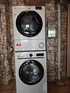 a washing machine and a dryer in a room at Monteurzimmer für Langzeitaufenthalte in Goslar