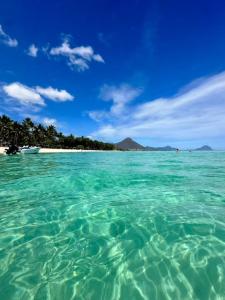 - une vue sur une plage d'eau turquoise dans l'établissement Evlogia, à Flic-en-Flac 3 autres photos