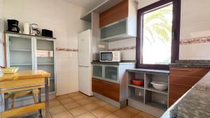 a kitchen with a sink and a microwave at Anahi Homes Corralejo - Villa Drago 12 in La Oliva