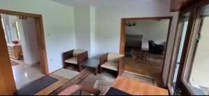 een woonkamer met twee stoelen en een tafel bij Vorstadt-Villa Apfelroute in Alfter