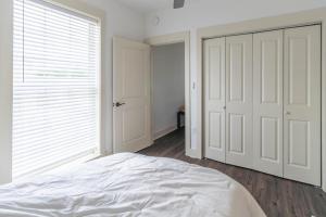 Postel nebo postele na pokoji v ubytování SpringBrook Lofts + 15 fotografií