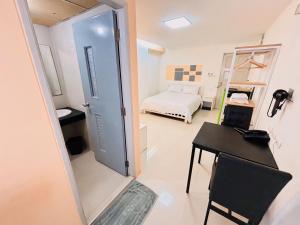 バンコクにあるPDA ロード ホテルのベッドルームにつながるドア付きの部屋