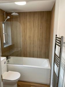 ダービーにあるDerby Luxury Apartment - Foss Road- Sleeps4のバスルーム(白いバスタブ、トイレ付)