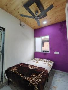 Una cama o camas en una habitación de Jay shree Kedar room