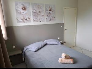 a bedroom with a bed with two towels on it at Ap Cabernet 2 in Bento Gonçalves