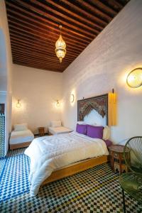 Ένα ή περισσότερα κρεβάτια σε δωμάτιο στο Riad Fez Medina