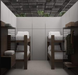 ein Zimmer mit drei Etagenbetten in der Unterkunft Parque hotel in Belém