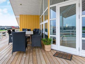eine Terrasse mit Tisch und Stühlen auf einem Deck in der Unterkunft 8 person holiday home in Nordborg-By Traum in Nordborg