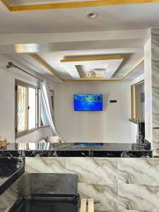 タガズートにあるBest house in taghazoutのリビングルーム(天井テレビ付)