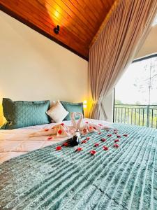 a bed with a bunny on it with roses on it at Charmê Chalés in Campos do Jordão