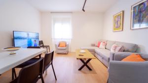 格拉纳达Piso Taracea的客厅里有一张沙发和一张桌子。