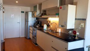 Nhà bếp/bếp nhỏ tại Departamento con cochera vista al mar +9 ảnh