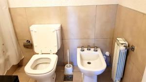 Phòng tắm tại Departamento con cochera vista al mar