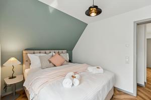 Ένα ή περισσότερα κρεβάτια σε δωμάτιο στο AT WEINMEISTER - TalPark - direkt am Kurpark und Reha-Zentrum