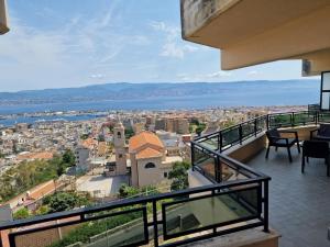 メッシーナにあるSuite Gonzagaの街の景色を望むバルコニー