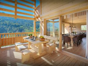 Nespecifikovaný výhled na hory nebo výhled na hory při pohledu z chaty