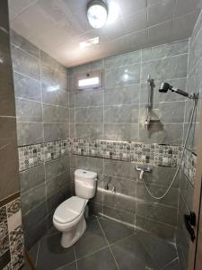 タガズートにあるBest house in taghazoutのトイレとシャワー付きのバスルーム +7枚の写真