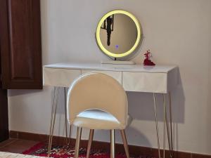 un miroir posé sur une table avec une chaise dans l'établissement Le Grand Sultan 1492, Mirador San Nicolás, Parking included, à Grenade