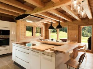 Кухня или мини-кухня в Chalet d'exception à Chamonix avec sauna, cheminée et proximité des pistes skiables - FR-1-343-181
 +12 фотографий