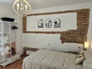 une chambre avec un lit et un mur de briques dans l'établissement Le Grand Sultan 1492, Mirador San Nicolás, Parking included, à Grenade