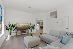 ツーソンにあるCatalina Pool-side Hideaway 4 Bed 3 Bathのソファと薄型テレビのあるリビングルーム