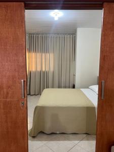 a bedroom with a bed and a window at Apartamento 2 quartos Completo in Novo Hamburgo