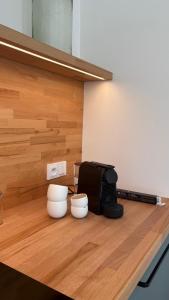 une cuisine avec deux bols et un micro-ondes sur un comptoir dans l'établissement Home apartment Konopiště, 