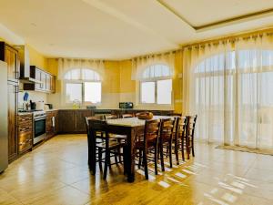 Una cocina con una mesa y sillas en una habitación. en Pitt house, en Nadur