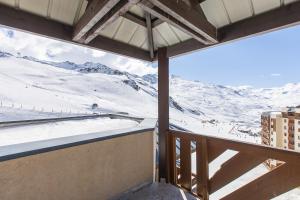 a view of a snow covered mountain from a building at Séjour à Val Thorens - Appartements au Pied des Pistes in Val Thorens